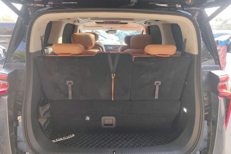 Used SAIC MAXUS Dajia 9 2024 Super Hybrid Ultra-Long Range Forest Edition 7-Seater Trunk