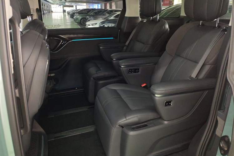 Used SAIC MAXUS Dajia 9 2024 Super Hybrid Ultra-Long Range Forest Edition 7-Seater Left Rear Seat