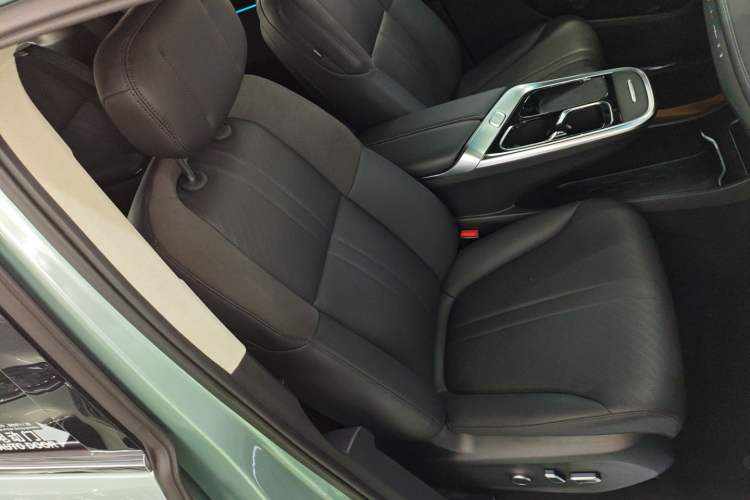 Used SAIC MAXUS Dajia 9 2024 Super Hybrid Ultra-Long Range Forest Edition 7-Seater Right Front Seat