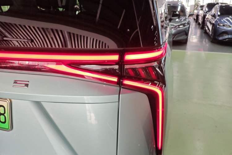 Used SAIC MAXUS Dajia 9 2024 Super Hybrid Ultra-Long Range Forest Edition 7-Seater Right Rear Taillight