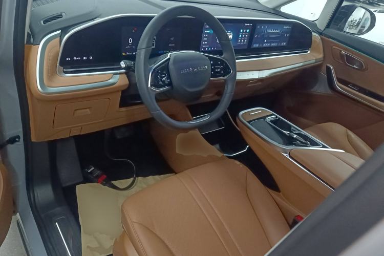 Used SAIC MAXUS Dajia 9 2024 Super Hybrid Long-Range Forest Edition 7-Seater Center Console