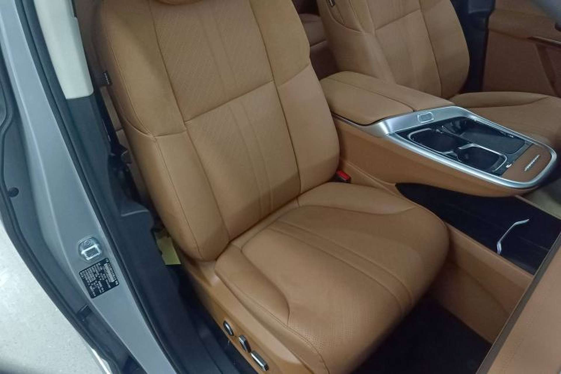 Used SAIC MAXUS Dajia 9 2024 Super Hybrid Long-Range Forest Edition 7-Seater Right Front Seat