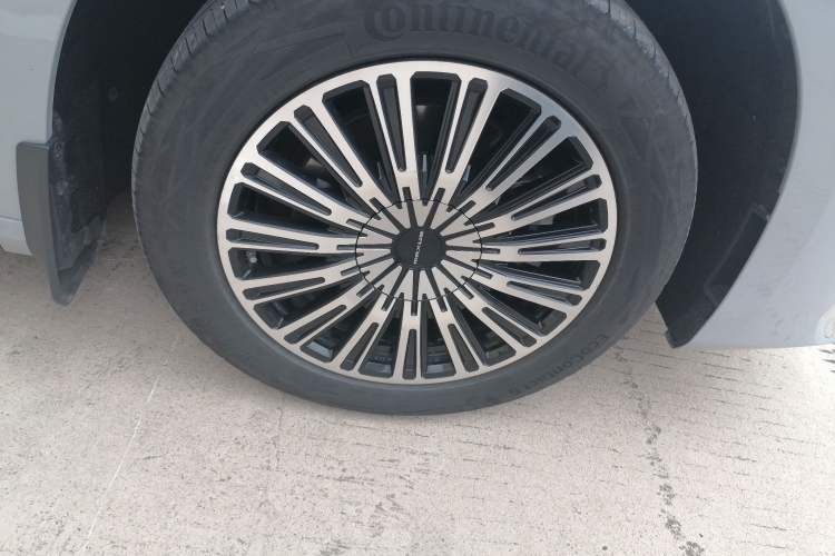 Used SAIC MAXUS Dajia 9 2024 Super Hybrid Long-Range Prairie Edition 7-Seater Right Front Wheel Hub