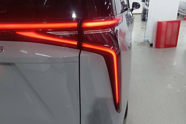 Used SAIC MAXUS Dajia 9 2024 Super Hybrid Long-Range Forest Edition 7-Seater Right Rear Taillight
