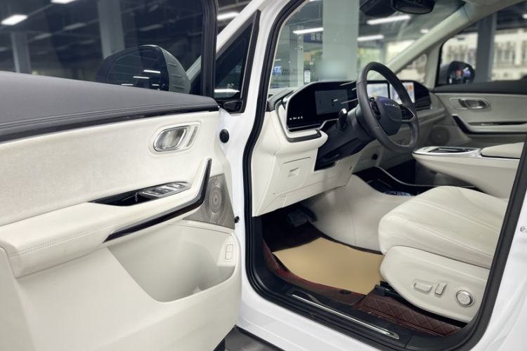 Used SAIC MAXUS Dajia 9 2024 Updated Version Super Hybrid Ultra-Long Range Forest Edition 7-Seater Left Front Seat