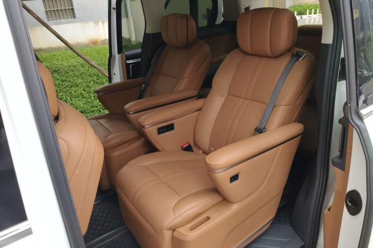 Used SAIC MAXUS Dajia 9 2024 Super Hybrid Ultra-Long Range Forest Edition 7-Seater Left Rear Seat