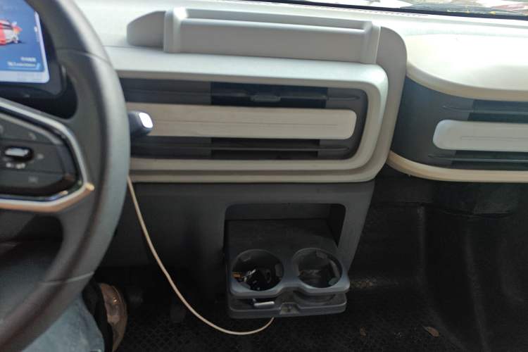 Used SAIC MAXUS Dana V1 2023 V1 Short Wheelbase Low Roof (43 kWh) Audio And AC Panel