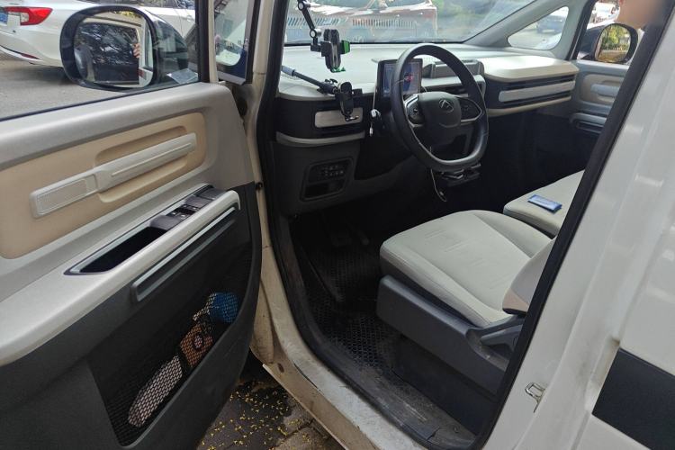 Used SAIC MAXUS Dana V1 2023 V1 Short Wheelbase Low Roof (43 kWh) Driver Seat