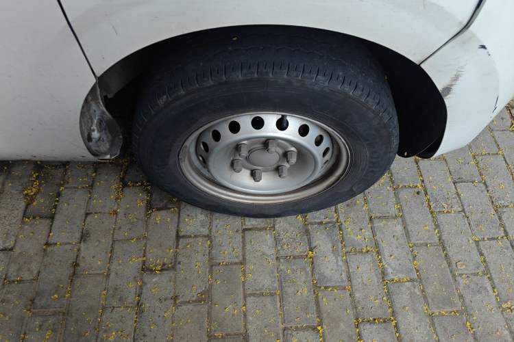 Used SAIC MAXUS Dana V1 2023 V1 Short Wheelbase Low Roof (43 kWh) Right Front Wheel Hub