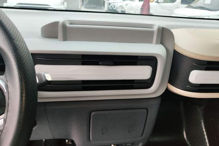 Used SAIC MAXUS Dana V1 2023 V1 Short Wheelbase High Roof (43 kWh) Audio And AC Panel