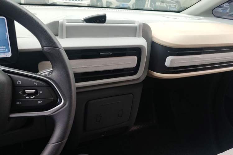 Used SAIC MAXUS Dana V1 2023 V1 Short Wheelbase Low Roof (42 kWh) Audio And AC Panel