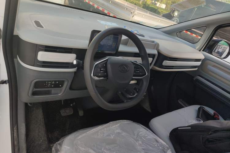 Used SAIC MAXUS Dana V1 2023 V1 Short Wheelbase High Roof (43 kWh) Center Console