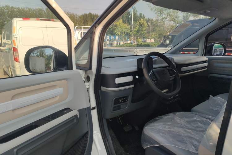 Used SAIC MAXUS Dana V1 2023 V1 Short Wheelbase High Roof (43 kWh) Driver Seat