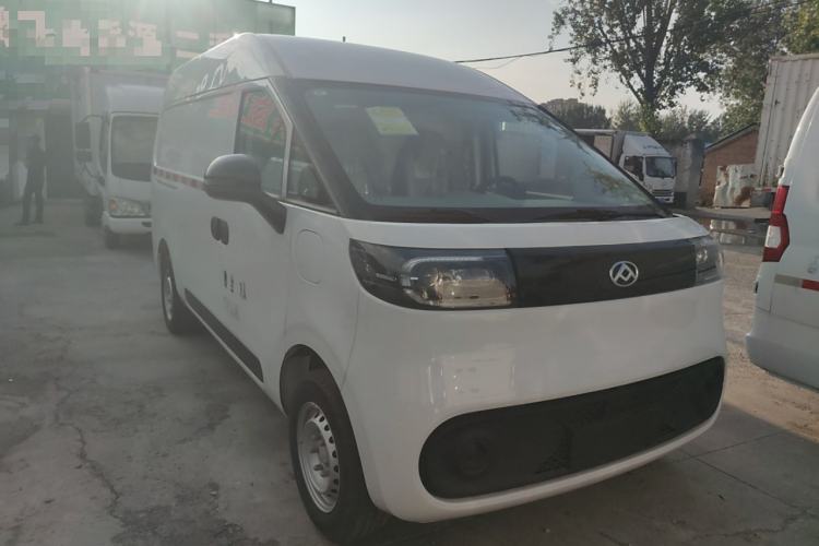 Used SAIC MAXUS Dana V1 2023 V1 Short Wheelbase High Roof (43 kWh) Front Right 45 Deg