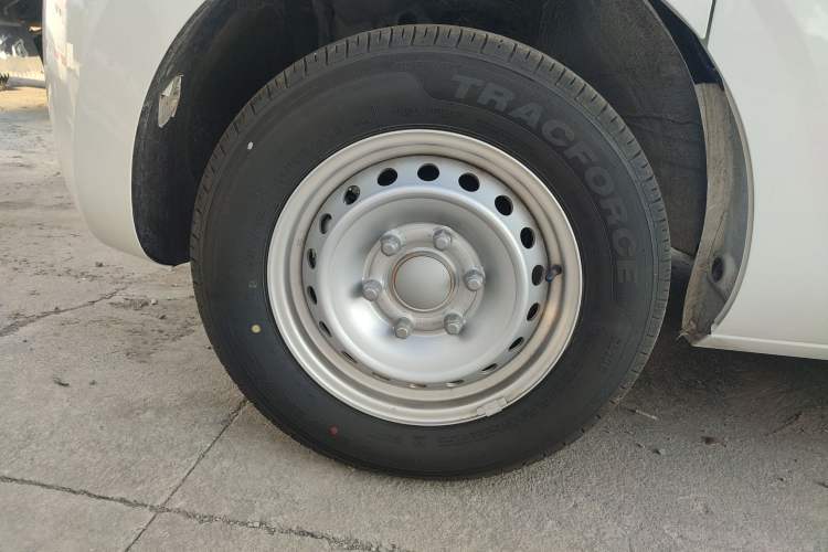 Used SAIC MAXUS Dana V1 2023 V1 Short Wheelbase High Roof (43 kWh) Left Front Wheel Hub