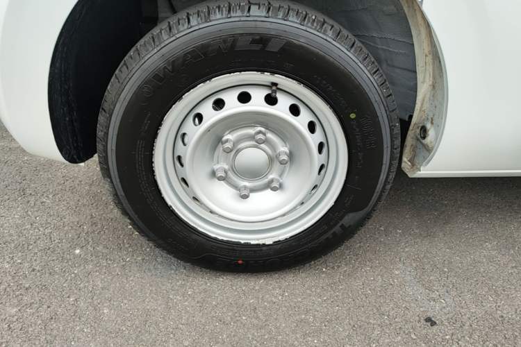 Used SAIC MAXUS Dana V1 2023 V1 Short Wheelbase High Roof (43 kWh) Left Front Wheel Hub