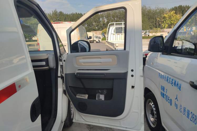 Used SAIC MAXUS Dana V1 2023 V1 Short Wheelbase High Roof (43 kWh) Right Front Door Interior