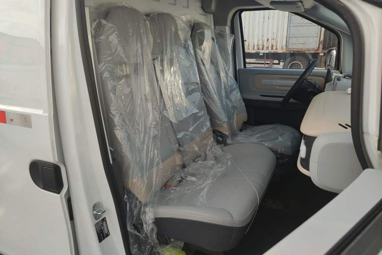 Used SAIC MAXUS Dana V1 2023 V1 Short Wheelbase High Roof (43 kWh) Right Front Seat