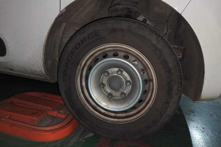 Used SAIC MAXUS Dana V1 2023 V1 Short Wheelbase Low Roof (42 kWh) Right Front Wheel Hub
