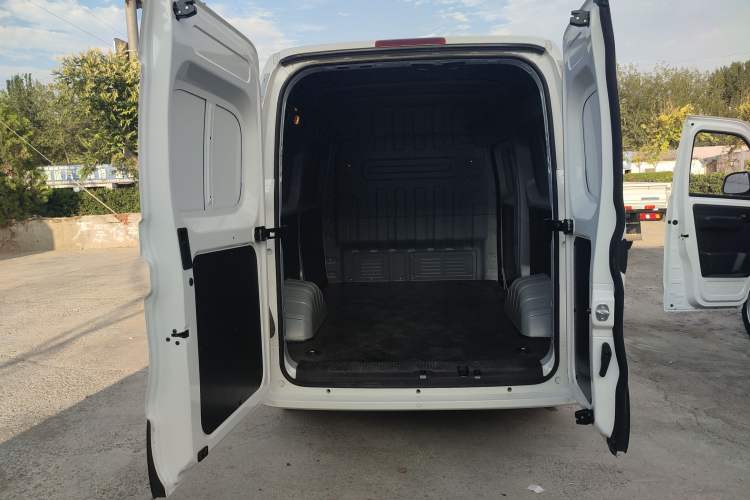 Used SAIC MAXUS Dana V1 2023 V1 Short Wheelbase High Roof (43 kWh) Trunk