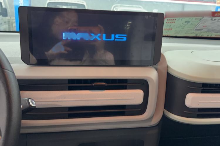 Used SAIC MAXUS Dana V1 2024 M1 Long-Wheelbase Low-Roof Passenger Version (64 kWh) Audio And AC Panel