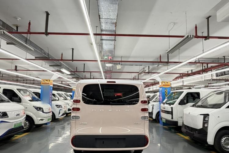 Used SAIC MAXUS Dana V1 2024 M1 Long-Wheelbase Low-Roof Passenger Version (64 kWh) Exterior 3