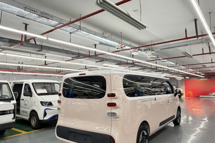 Used SAIC MAXUS Dana V1 2024 M1 Long-Wheelbase Low-Roof Passenger Version (64 kWh) Exterior 5