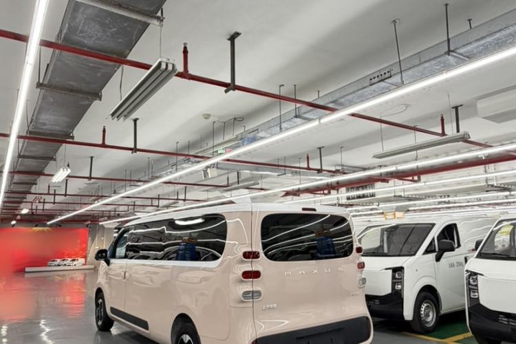 Used SAIC MAXUS Dana V1 2024 M1 Long-Wheelbase Low-Roof Passenger Version (64 kWh) Exterior 8
