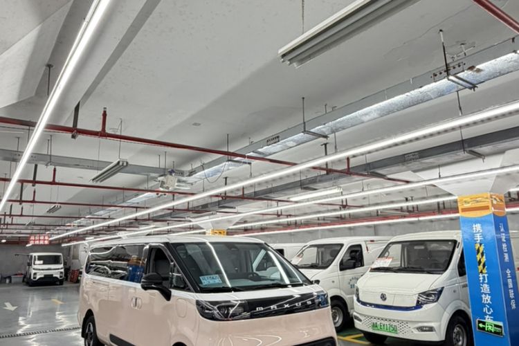 Used SAIC MAXUS Dana V1 2024 M1 Long-Wheelbase Low-Roof Passenger Version (64 kWh) Exterior 9