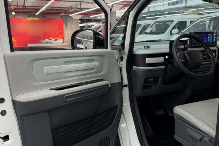Used SAIC MAXUS Dana V1 2024 M1 Long-Wheelbase Low-Roof Passenger Version (64 kWh) Interior 10