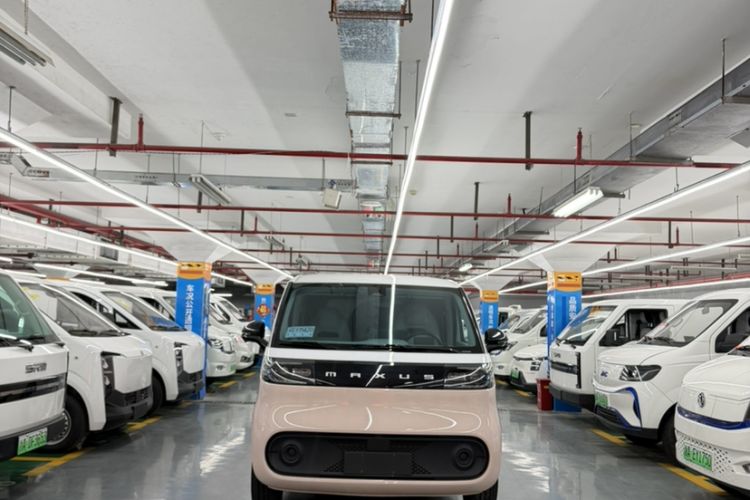 Used SAIC MAXUS Dana V1 2024 M1 Long-Wheelbase Low-Roof Passenger Version (64 kWh) Interior 2