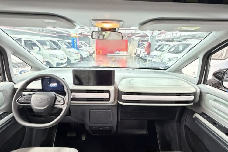 Used SAIC MAXUS Dana V1 2024 M1 Long-Wheelbase Low-Roof Passenger Version (64 kWh) Interior 3