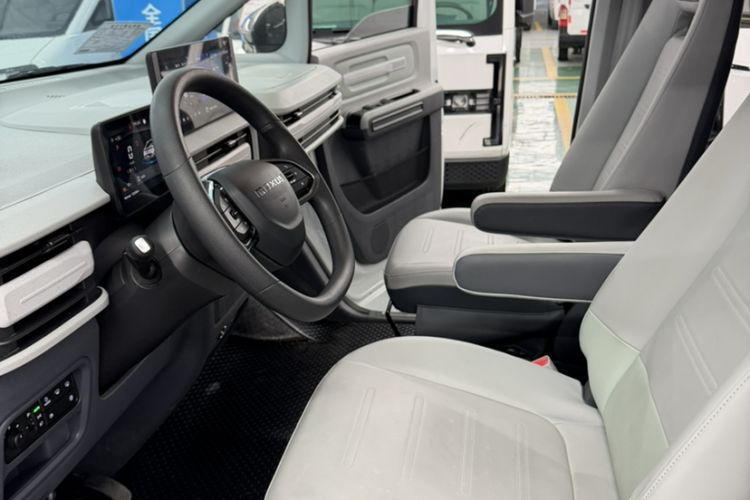 Used SAIC MAXUS Dana V1 2024 M1 Long-Wheelbase Low-Roof Passenger Version (64 kWh) Interior 5