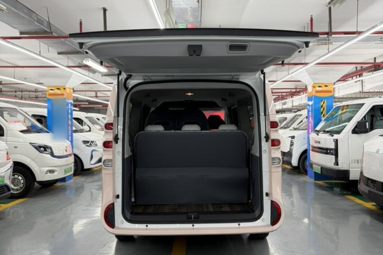 Used SAIC MAXUS Dana V1 2024 M1 Long-Wheelbase Low-Roof Passenger Version (64 kWh) Interior 6