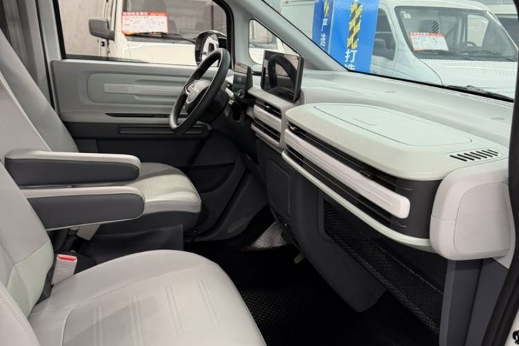 Used SAIC MAXUS Dana V1 2024 M1 Long-Wheelbase Low-Roof Passenger Version (64 kWh) Interior 7
