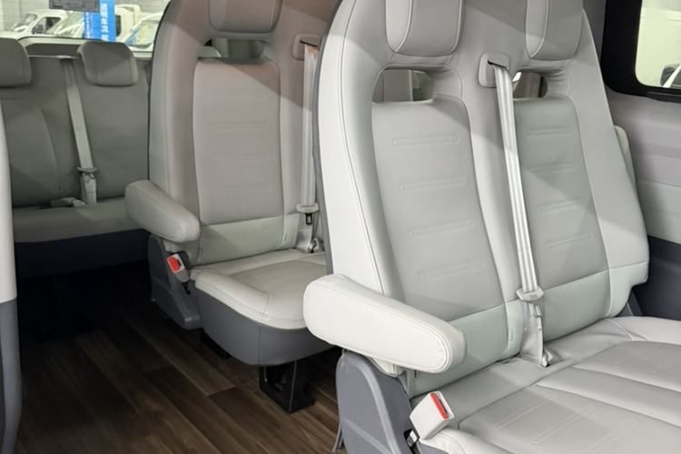 Used SAIC MAXUS Dana V1 2024 M1 Long-Wheelbase Low-Roof Passenger Version (64 kWh) Interior 8