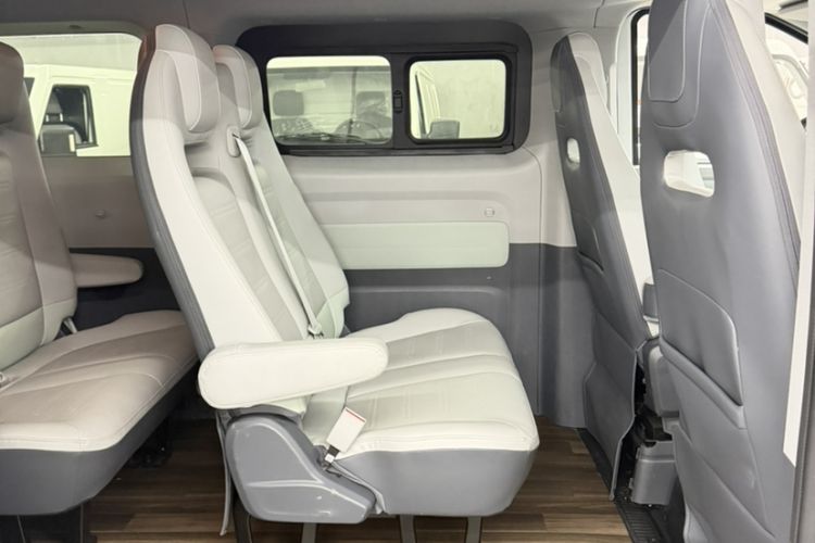 Used SAIC MAXUS Dana V1 2024 M1 Long-Wheelbase Low-Roof Passenger Version (64 kWh) Interior 9