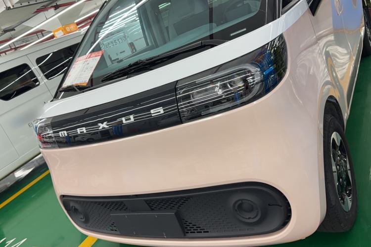 Used SAIC MAXUS Dana V1 2024 M1 Long-Wheelbase Low-Roof Passenger Version (64 kWh) Left Front Headlight