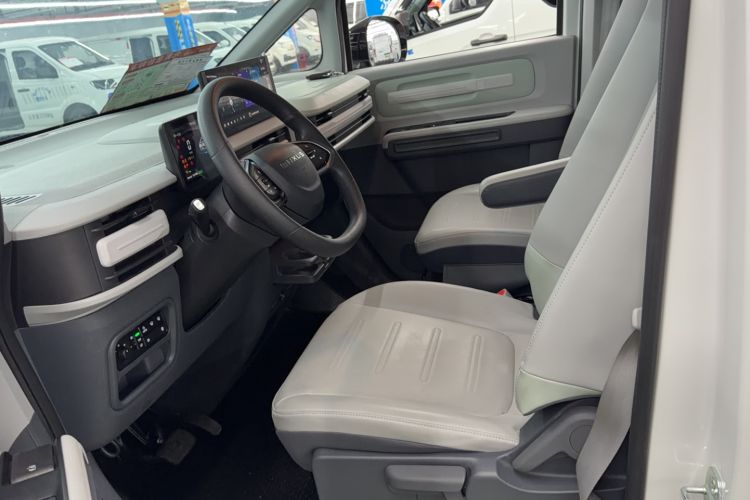 Used SAIC MAXUS Dana V1 2024 M1 Long-Wheelbase Low-Roof Passenger Version (64 kWh) Left Front Seat
