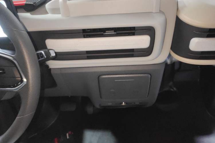 Used SAIC MAXUS Dana V1 2024 V1 Short Wheelbase Low-Roof Multi-Function Version (51 kWh) Audio And AC Panel