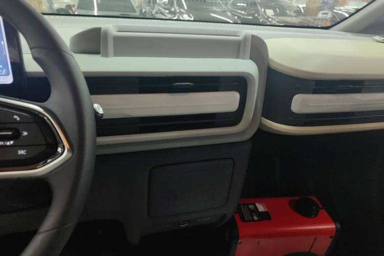 Used SAIC MAXUS Dana V1 2024 V1 Short Wheelbase Low-Roof Multi-Function Version (51 kWh) Audio And AC Panel