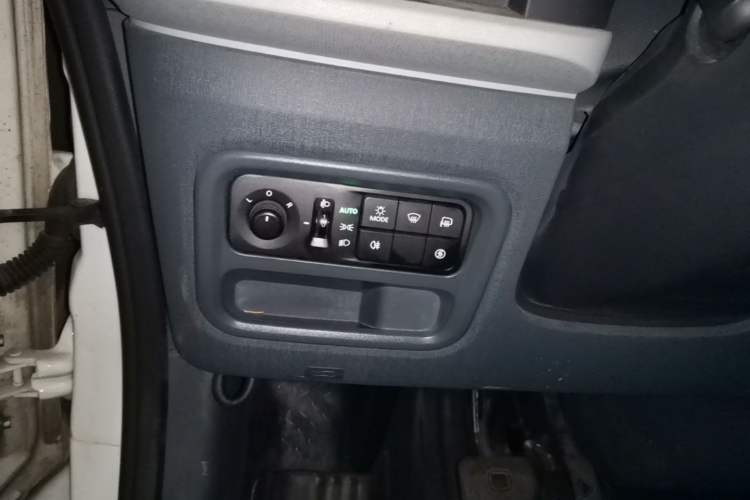 Used SAIC MAXUS Dana V1 2024 V1 Short Wheelbase Low Roof (31 kWh) Audio And AC Panel