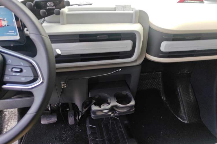 Used SAIC MAXUS Dana V1 2024 V1 Short Wheelbase Low-Roof Multi-Function Version (51 kWh) Audio And AC Panel