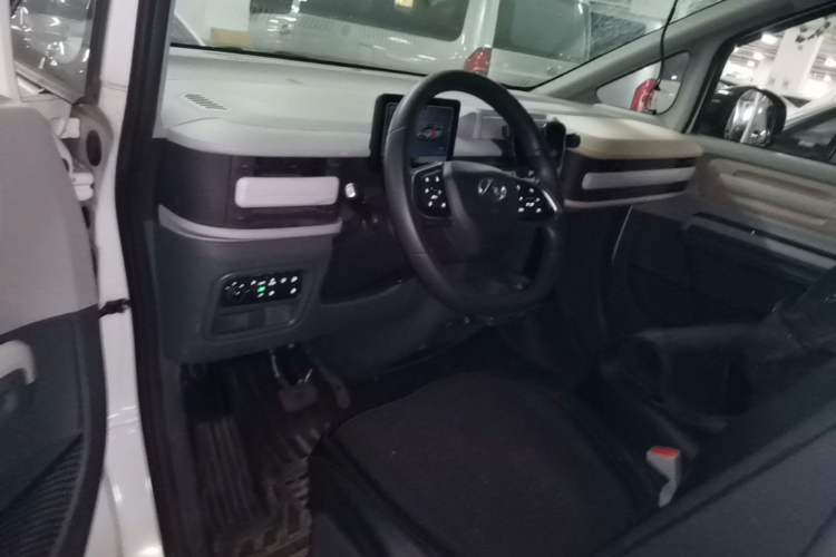 Used SAIC MAXUS Dana V1 2024 V1 Short Wheelbase Low Roof (31 kWh) Center Console