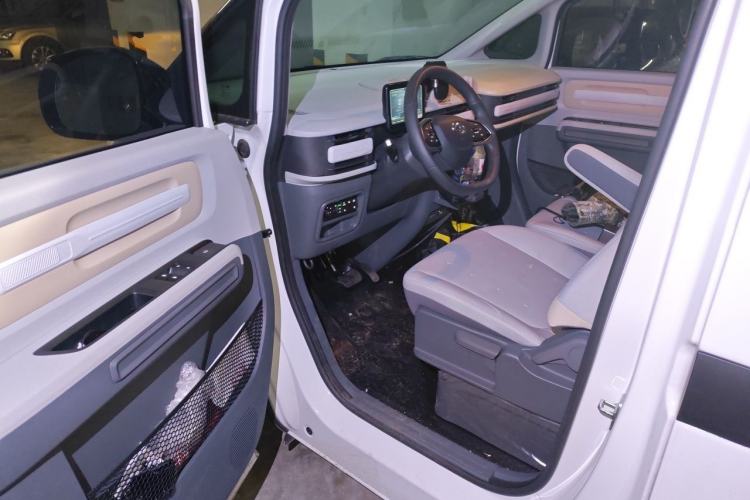 Used SAIC MAXUS Dana V1 2024 V1 Long Wheelbase Low-Roof Multi-Function Version (62 kWh) Driver Seat