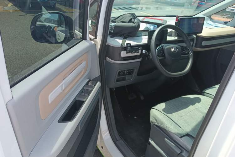 Used SAIC MAXUS Dana V1 2024 V1 Short Wheelbase Low-Roof Multi-Function Version (51 kWh) Driver Seat