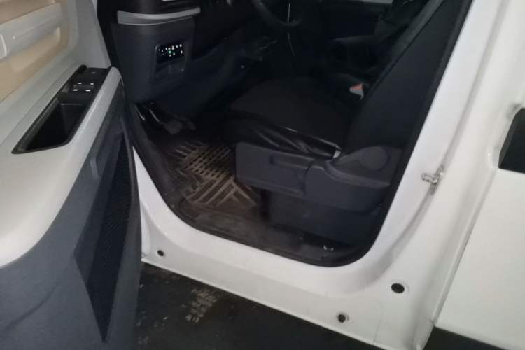 Used SAIC MAXUS Dana V1 2024 V1 Short Wheelbase Low Roof (31 kWh) Driver Seat