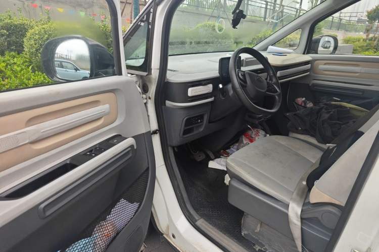 Used SAIC MAXUS Dana V1 2024 V1 Long Wheelbase Low Roof (51 kWh) Driver Seat