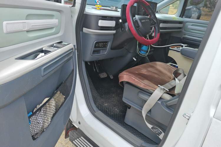 Used SAIC MAXUS Dana V1 2024 M1 Long-Wheelbase Low-Roof Passenger Version (64 kWh) Driver Seat