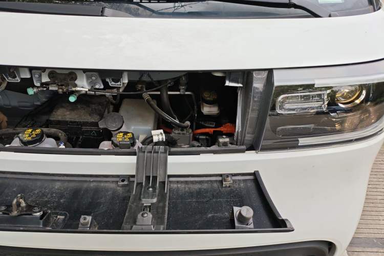 Used SAIC MAXUS Dana V1 2024 V1 Long Wheelbase High Roof (51 kWh) Engine Bay Left